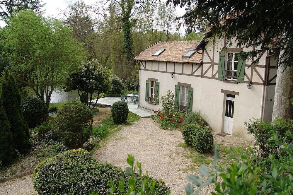 Casa con piscina y acceso de tenis entre bosque y río cerca de Fontainebleau in Montigny-sur-Loing, Sena y Marne