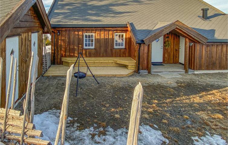 Feriehus for 10 personer, med terrasse og hage i tillegg til sauna i Ringsaker