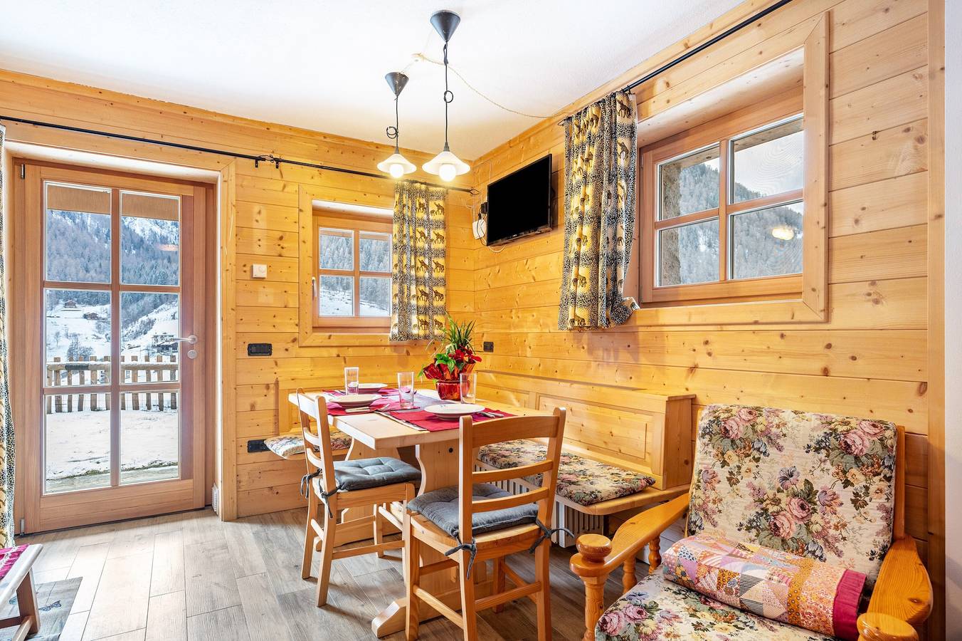 Apartamento entero, Chalet Panorama Rabbi con vistas a las montañas en Val di Rabbi in San Bernardo (Rabbi), Rabbi