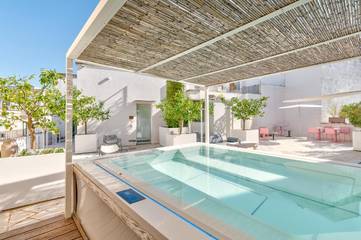 Gîte pour 2 personnes, avec terrasse ainsi que vue et piscine à Carovigno