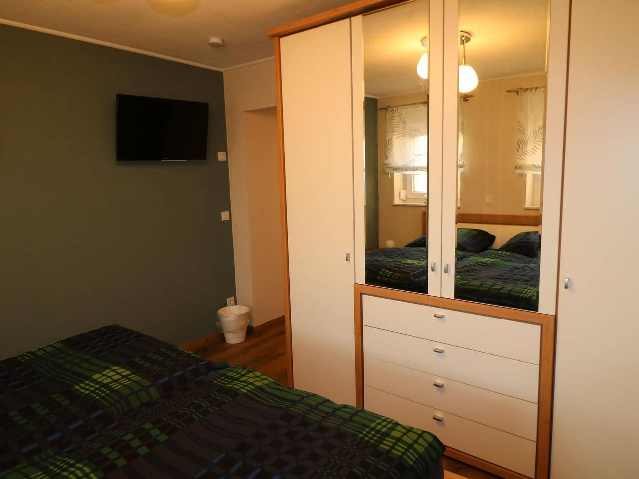 Ganze Ferienwohnung, Ferienwohnung Am Pfaffenderbach - 5-Bett-Ferienwohnung, Dusche/Wc, 2 Schlafräume in Ralingen, Landkreis Trier-Saarburg