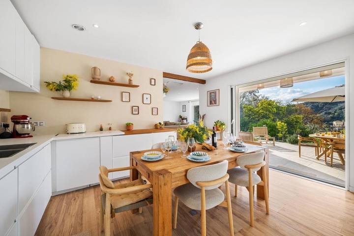 Villa pour 8 personnes, avec piscine ainsi que jardin et balcon à Menton