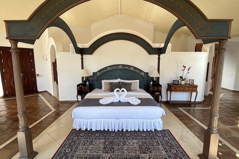 Luxury villa Lampara Great views Heated infinity pool included. in El Madronal, Benahavís