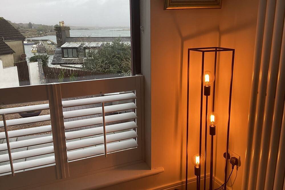 Entire apartment, Ryans Roundstone Retreats Roundstone Harbour Lights in Roundstone, Connemara