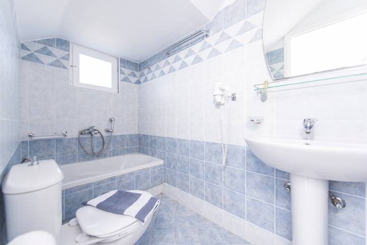 Gîte pour 2 personnes, avec piscine et balcon dans Perivolos - 4