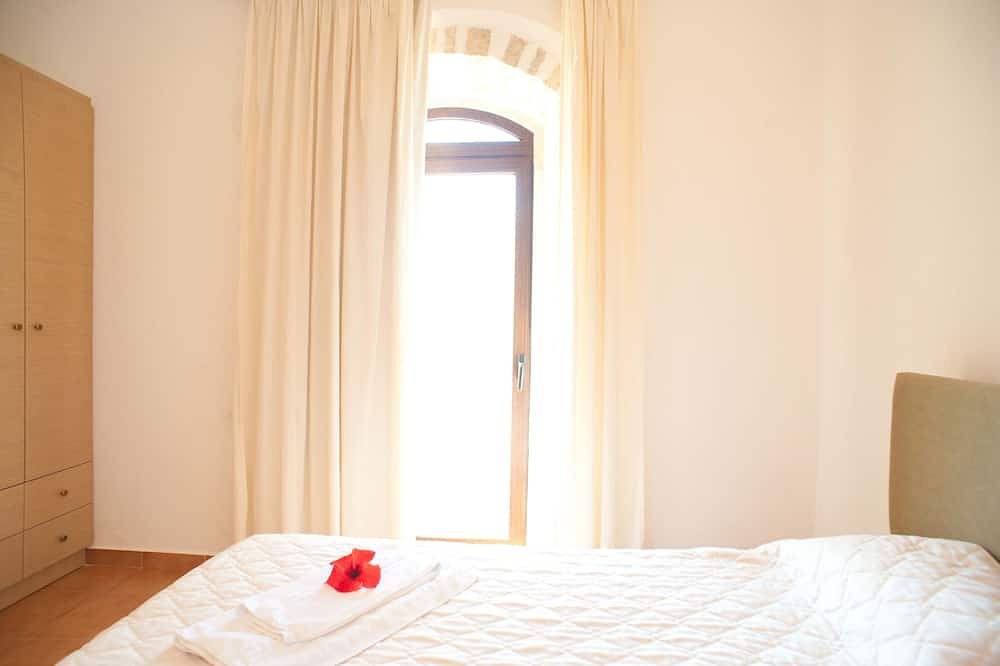 Independed 2 bedroom villa common pool in Xirosterni, Vamos