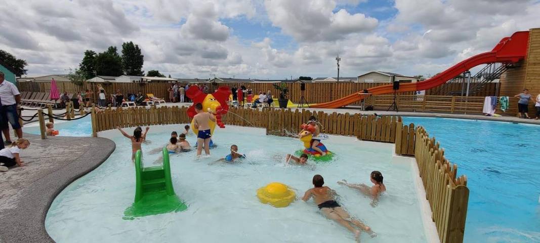 Camping pour 4 personnes, avec Terrasse et Jardin ainsi que Bassin pour enfant et Piscine