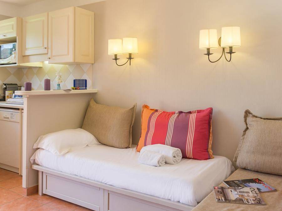 Pierre & Vacances Premium Résidence Les Rives de Cannes - Mandelieu - Studio 4 personnes - 1 alcôve - Terrasse ou balcon in Mandelieu-la-Napoule, Massif de l'Esterel