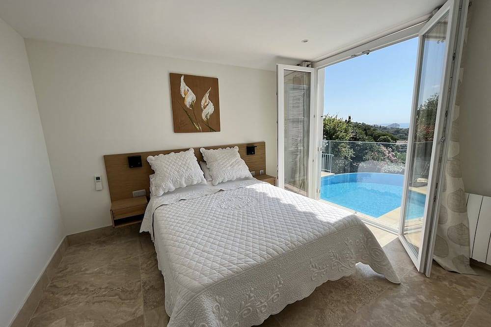 Villa, vue spectaculaire sur la Méditerranée, piscine à débordement. in Villeneuve-Loubet, Côte méditerranéenne (France)