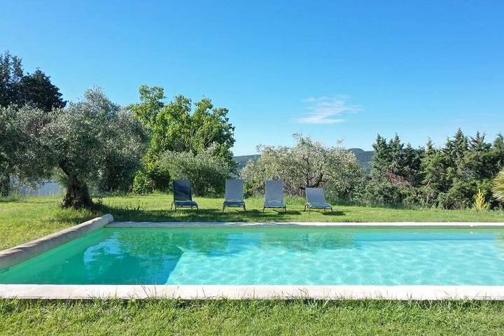 Location de vacances pour 8 personnes, avec vue et jardin ainsi que piscine et terrasse à Cruis