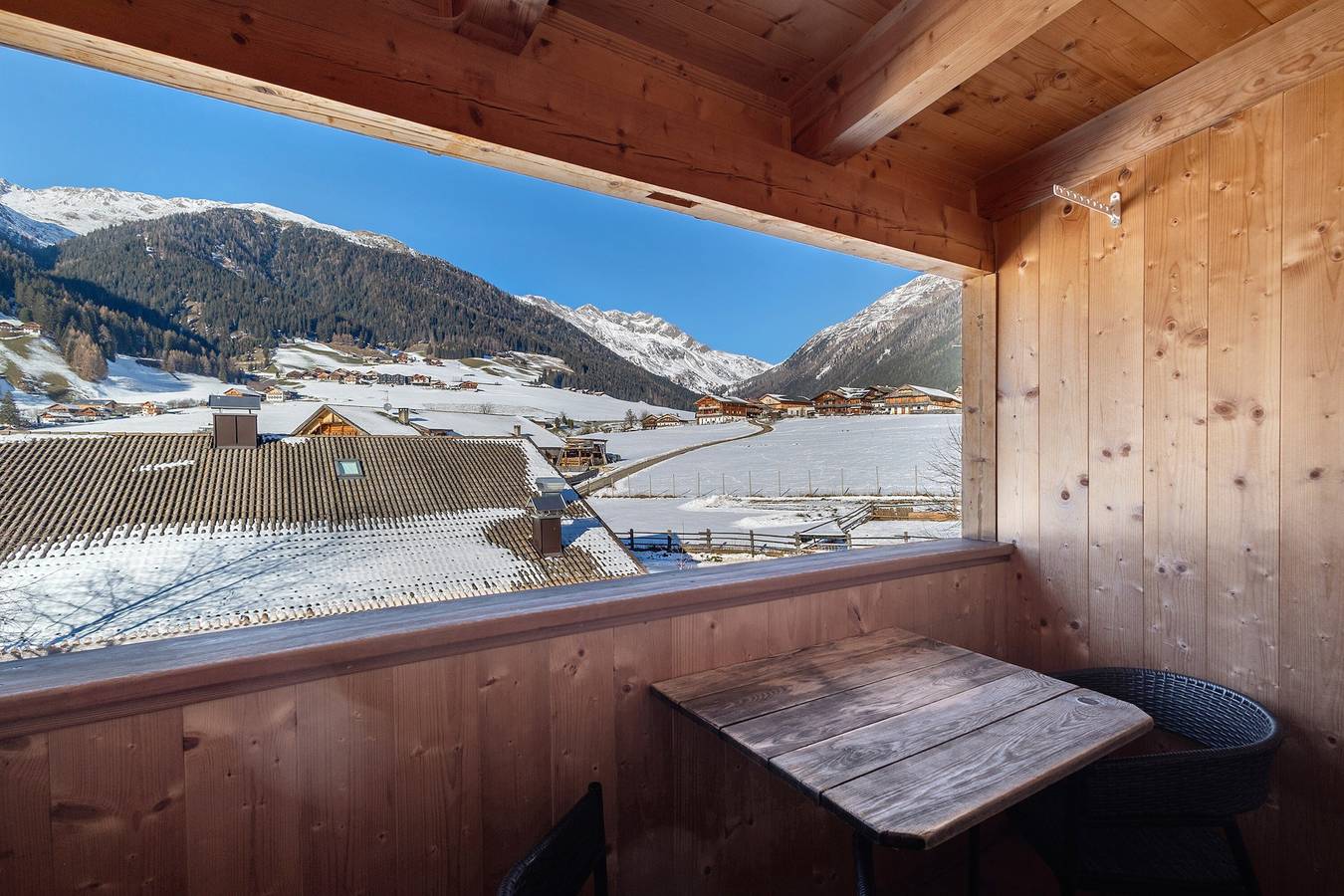 Entire studio, Studio Apartment 'Jelerhof Apt Zirm' with Mountain View, Shared Garden and Wi-Fi in Villgratener Berge, Gsies