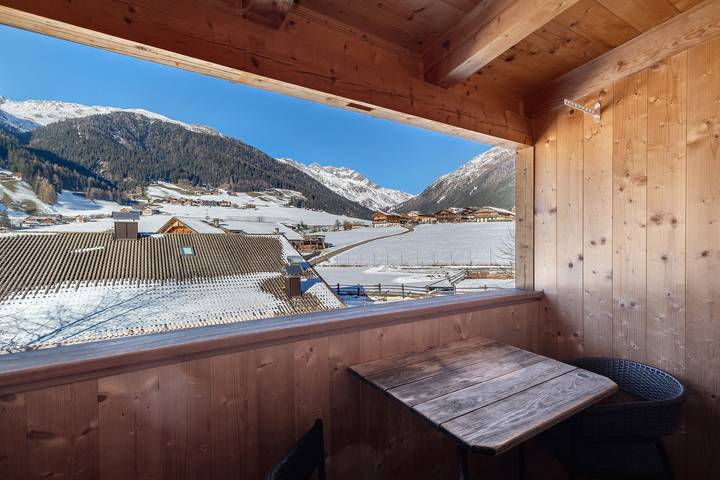 Entire studio, Studio Apartment 'Jelerhof Apt Zirm' with Mountain View, Shared Garden and Wi-Fi in Villgratener Berge, Gsies