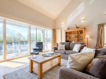 Log Cabin for 9 People in The Cotswolds, South West England, Photo 2