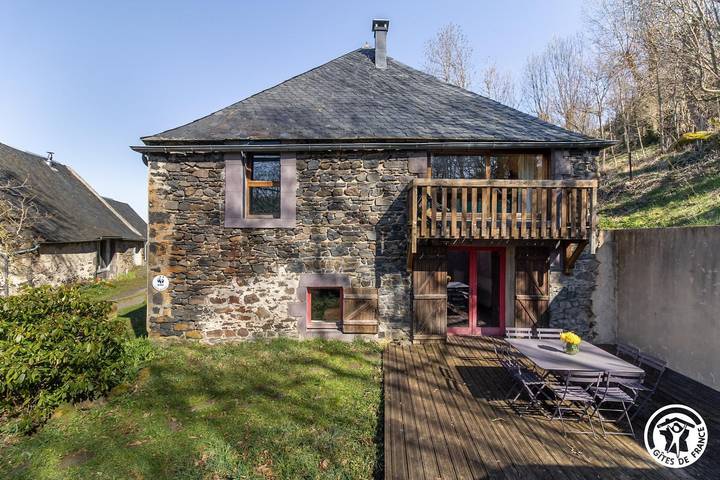 Gîte pour 8 personnes, avec Terrasse ainsi que Jardin et Vue à Saint-Bonnet-près-Orcival