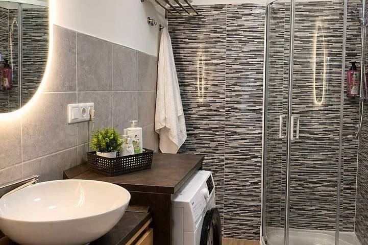 Ganze Wohnung, Bnb37 Newapt | Free Gated Cctv Parking | Terrace | Self Check-In | Near Budapest in Großturwall, Érdi járás