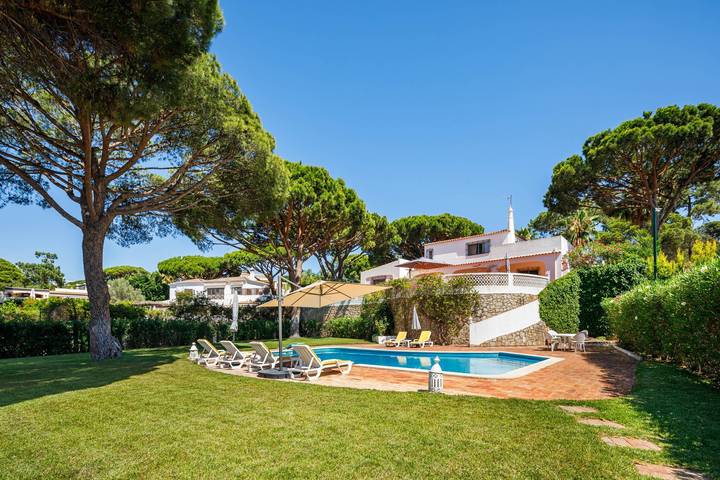 Villa para 6 pessoas, com piscina e jardim e ainda terraço em Vale do Lobo