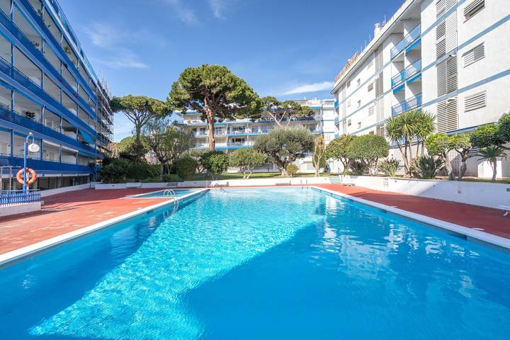 Apartamento de vacaciones para 6 personas, con jardín y balcón además de vistas y piscina - 1