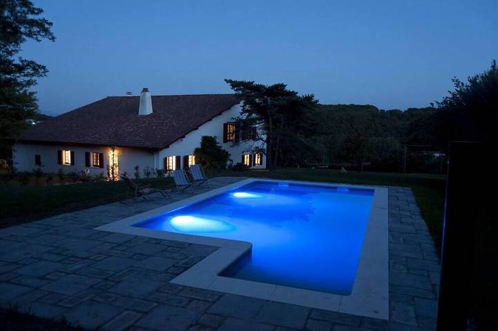 Location de vacances pour 4 personnes, avec piscine et jardin à Urrugne