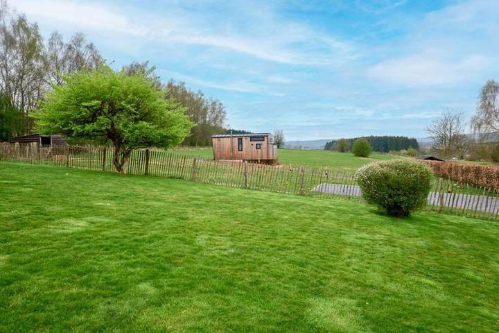 Location de vacances pour 2 personnes, avec terrasse ainsi que jardin et vue dans Redu