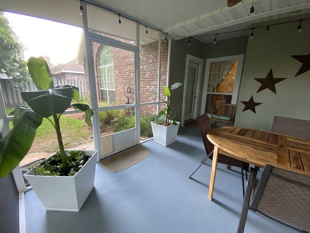 Zentral gelegen- 2 mi. von der Innenstadt Os mit abgeschirmter Veranda, voll ausgestattete Küche in Mississippi Gulf Coast