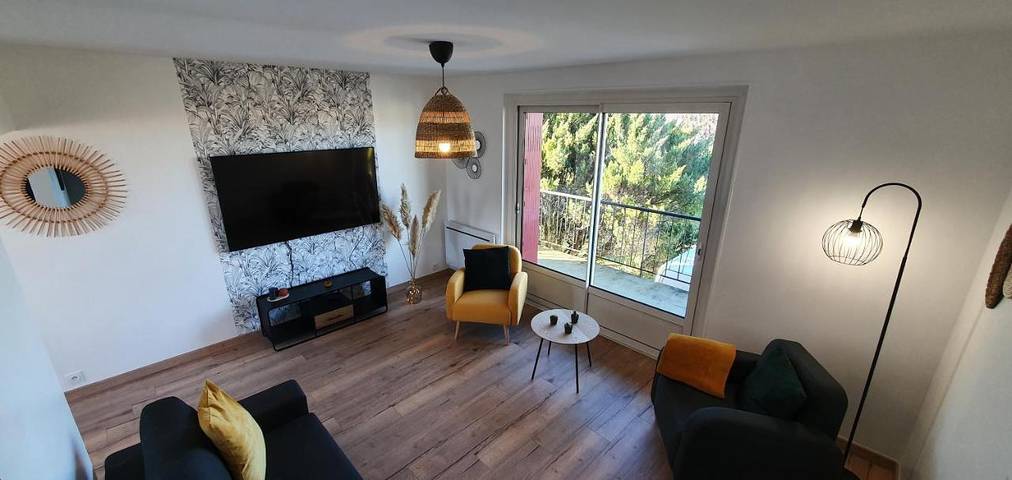 Gîte pour 6 personnes, avec Balcon et Terrasse ainsi que Jardin et Vue à La Couronne