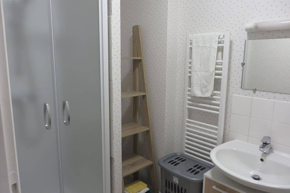 Ganze Wohnung, 4-bed apartment ideally located 10 minutes walk from the lake in Clairvaux-les-Lacs, Jura