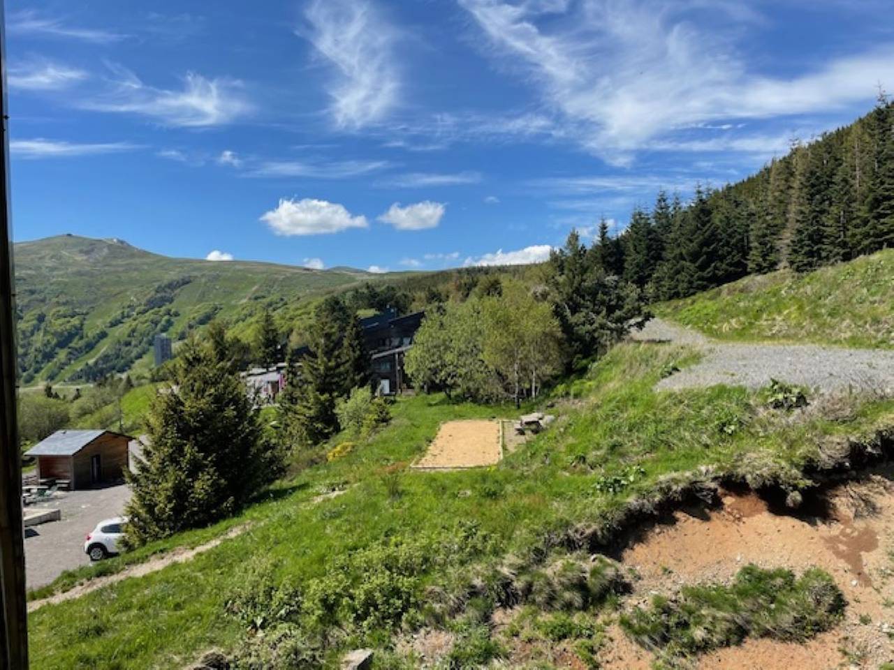 Entire apartment, Holiday apartment for 6 people with balcony in Super Besse, Besse-et-Saint-Anastaise