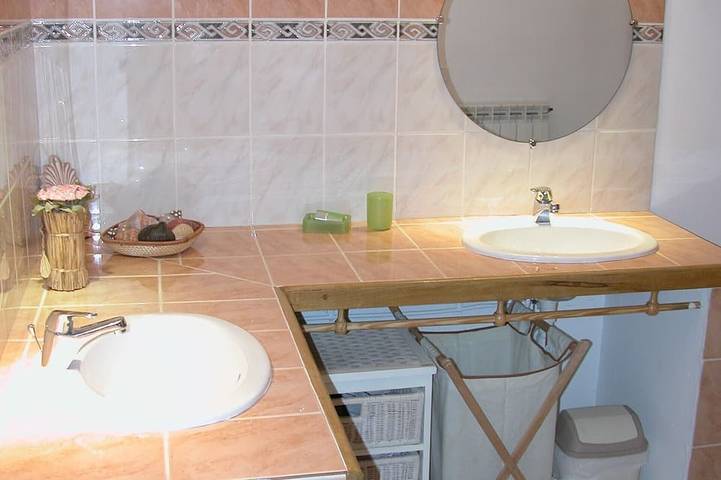 Location de vacances pour 6 personnes, avec terrasse ainsi que jardin et piscine, animaux acceptés à Saint-Paul-en-Forêt - 4