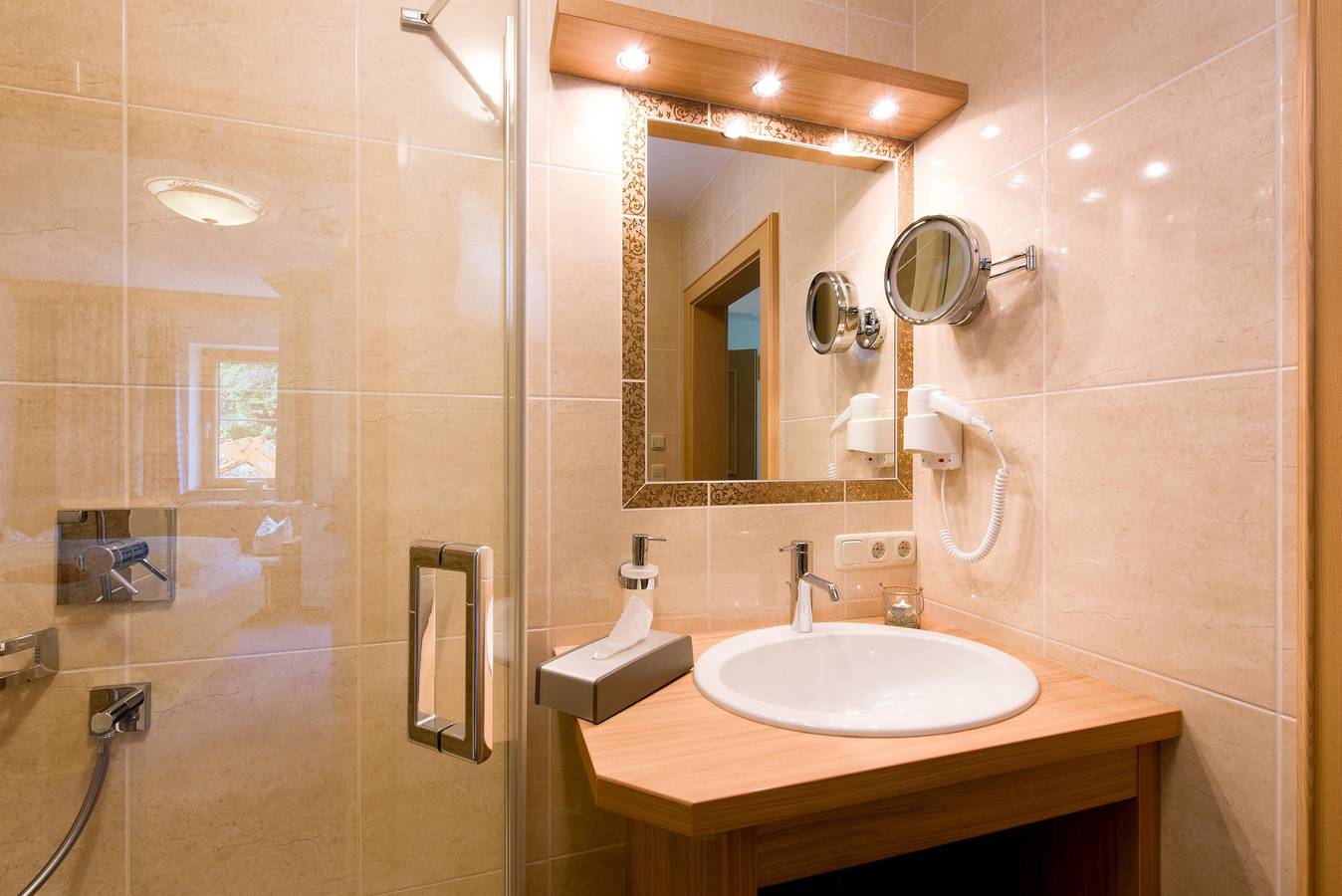 Doppelzimmer, Dusche, Wc, Komfort 1 Nacht in Holzgau, Allgäuer Alpen (Österreich)