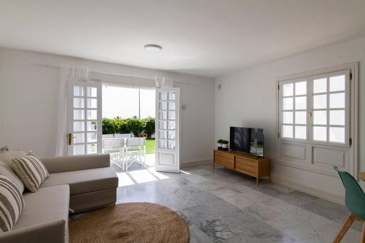 Bungalow para 5 personas, con terraza y piscina además de vistas y jardín, Se admiten mascotas en Pasito Blanco