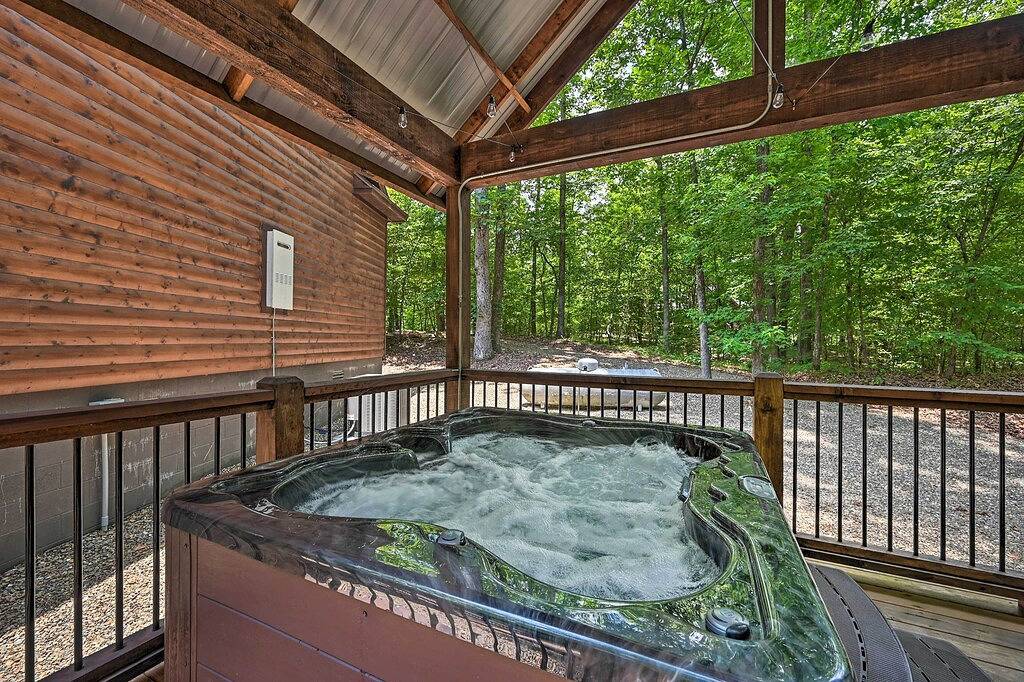 Luxe Broken Bow Cabin: Hot Tub ~ 3 Mi to Hochatown in Broken Bow, McCurtain County