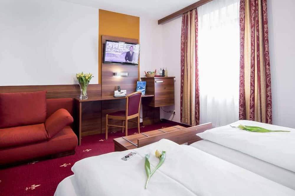 Four-bed room - Hotel Burgschmiet Gmbh in Nuremberg, Franconia