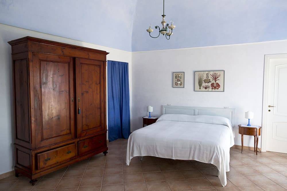 Haus mit Terrasse mit Blick auf das Meer und die Hügel in der grünen Umgebung von Campo Inglese, Ponza in Ponza, Latium
