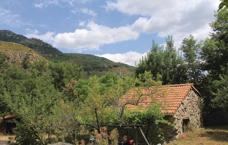 Retraite avec vue sur la montagne, parking, pêche et piscine in Mayres, Parc naturel régional des Monts d'Ardèche