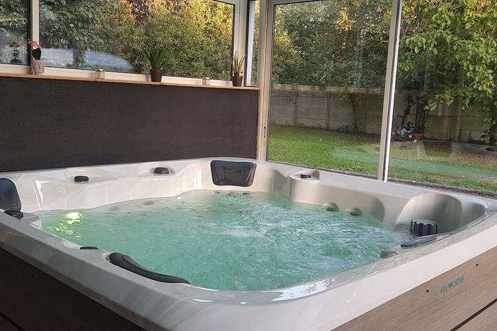 Location de vacances pour 4 personnes, avec Jacuzzi ainsi que Terrasse et Jardin à Noyal-Châtillon-sur-Seiche