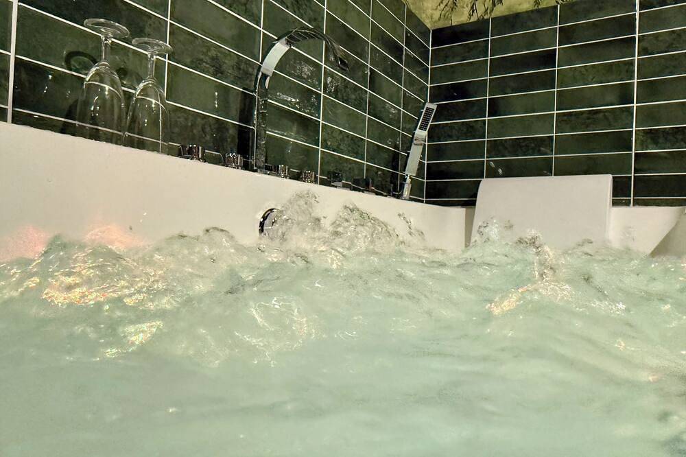 Appartement entier, Jungle Suite Jacuzzi Spa Terrasse, Wifi & Parking Privé in Lunel, Côte méditerranéenne (France)