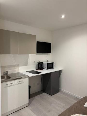 Gîte pour 3 personnes, avec jardin ainsi que terrasse et piscine à Solliès-Ville