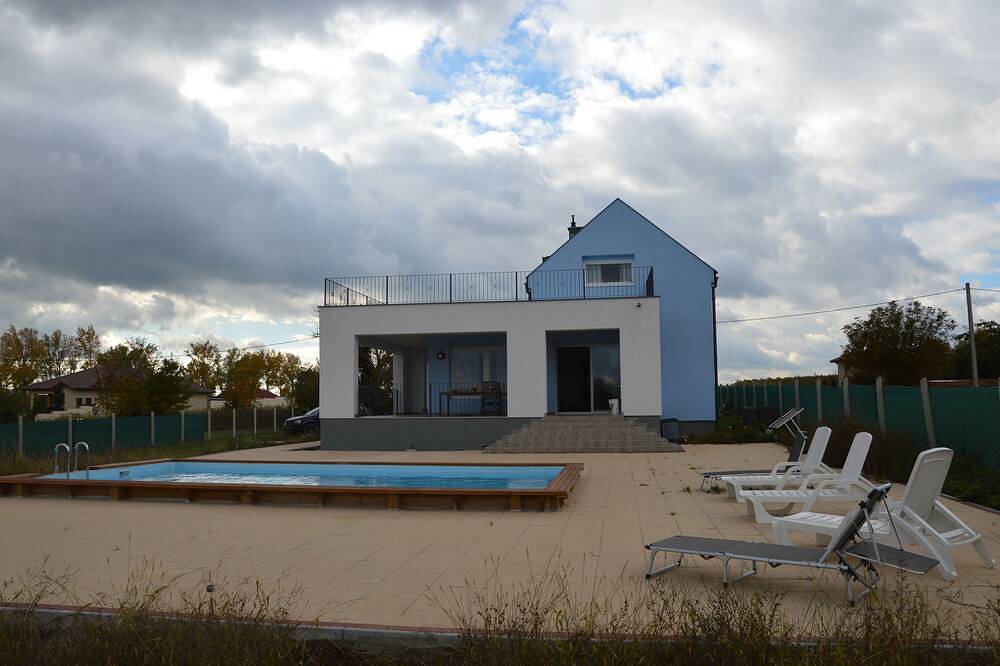 Deluxe villa, large pool, wifi, sauna, jacuzzi, Bedrooms with air conditioning in Nemesbük, Balaton Region