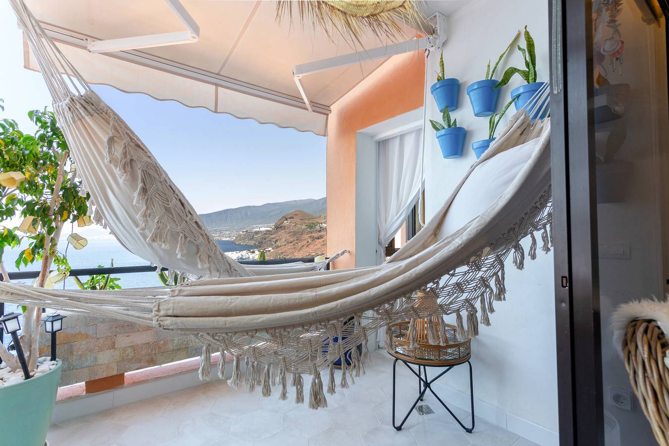 Vacation Home "Mouna's House" with Sea View, Shared Pool & Wi-Fi in Tabaiba, El Rosario