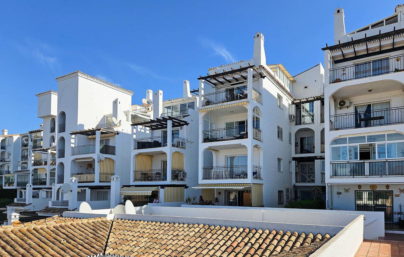 Apartamento vacacional entero, Retiro junto a la piscina: Aire acondicionado, terraza y aparcamiento - 1,5 km de la playa in Urbanizacion Calahonda, Mijas
