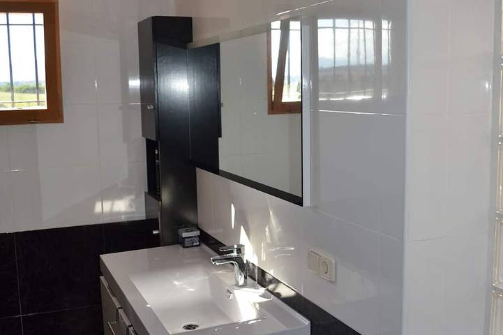 Location de vacances pour 27 personnes, avec jardin à Garriguella - 4