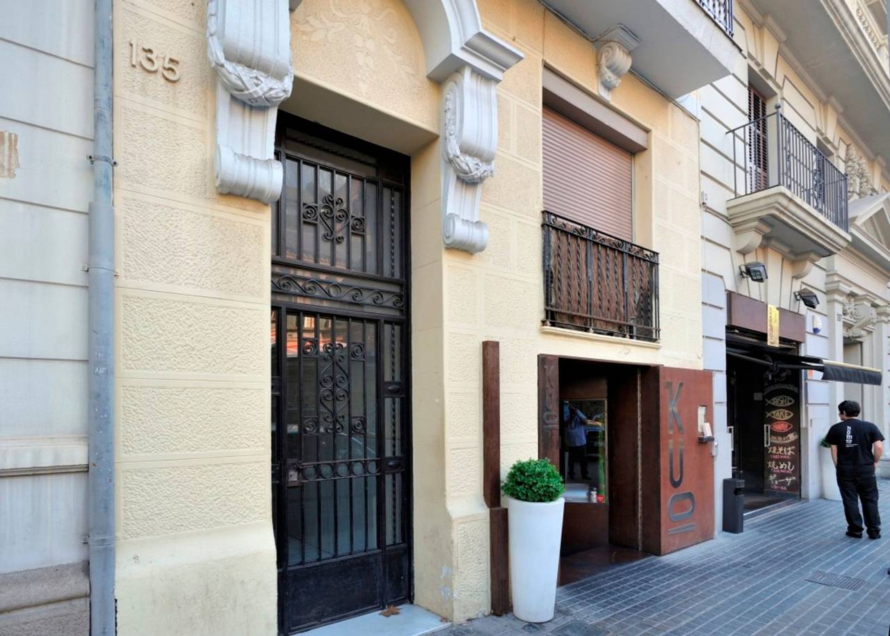 Apartamento inteiro, Mirall,En El Mejor Barrio De La Ciudad, frente a un mercado emblemático, rodeado de comercios y restaurantes y muy bien comunicado con todo. in Centro Barcelona, Barcelona