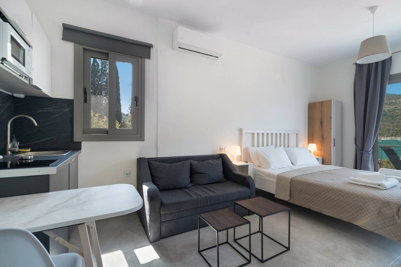 Estudio entero, Apartamento estudio 'King con sofá cama 1' con vistas al mar, Wi-Fi y aire acondicionado. in Geni, Grecia