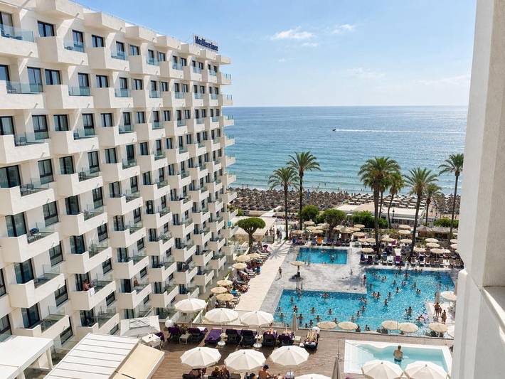 Apartahotel para 4 personas, con jardín y vistas además de balcón y piscina en Costa del Sol