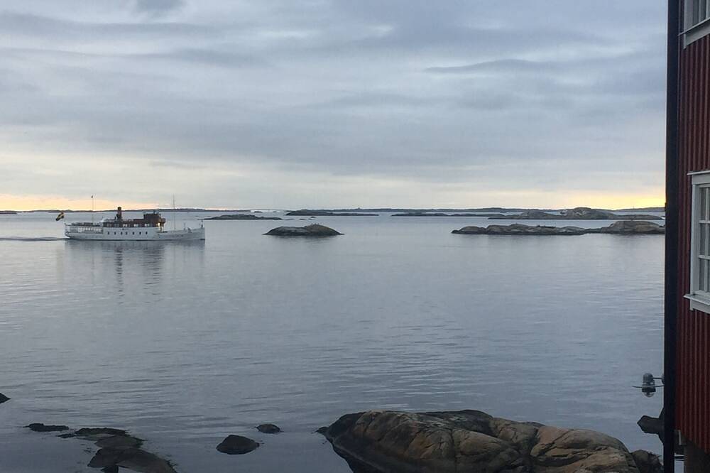 Ocean Front Villa 20 meters from the ocean with Private beach in Göteborg, Västergötland