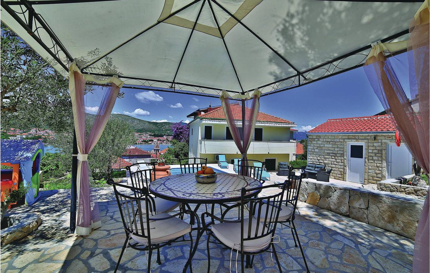 Hel ferielejlighed, Ferielejlighed for 4 personer med terrasse in Trogir, Ciovo