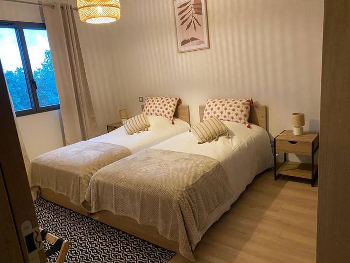 Location de vacances pour 6 personnes, avec piscine ainsi que vue et jardin à Crêches-sur-Saône - 4