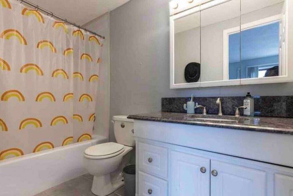 Contemporary & Cheerful Great choice for families in Greensboro, Guilford County