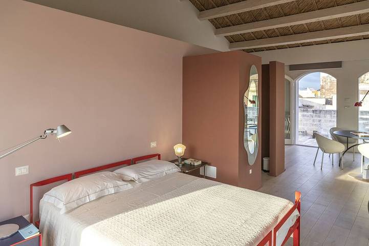 Ferienwohnung für 3 Personen, mit Balkon und Whirlpool sowie Garten und Pool