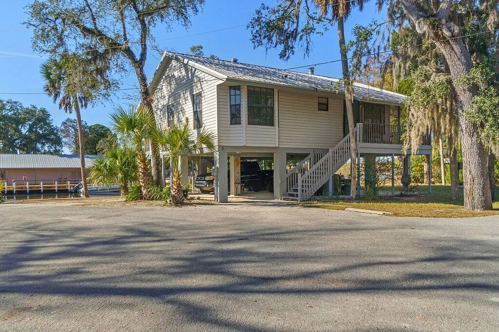 Manatee Manor. Waterfront, dock, stilted home. Renovated June '23. in Homosassa, Citrus County